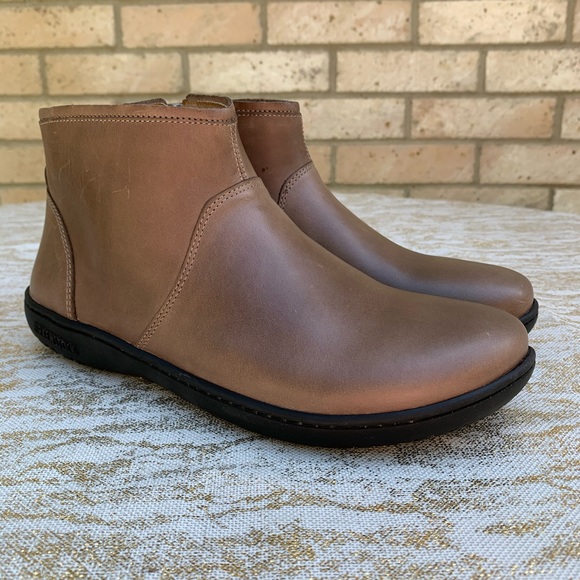 Birkenstock Shoes - NWT Birkenstock Bennington Boot in Taupe